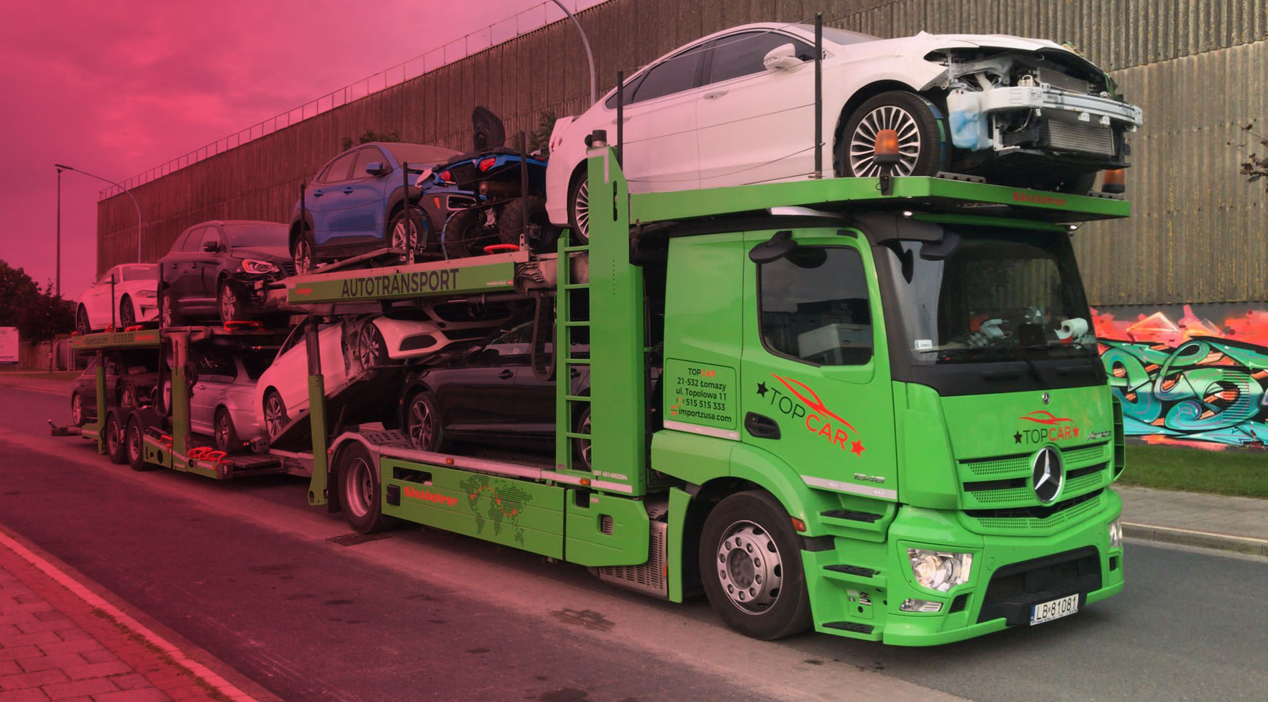 Ciężarówka firmy TOP CAR importuje samochody z USA