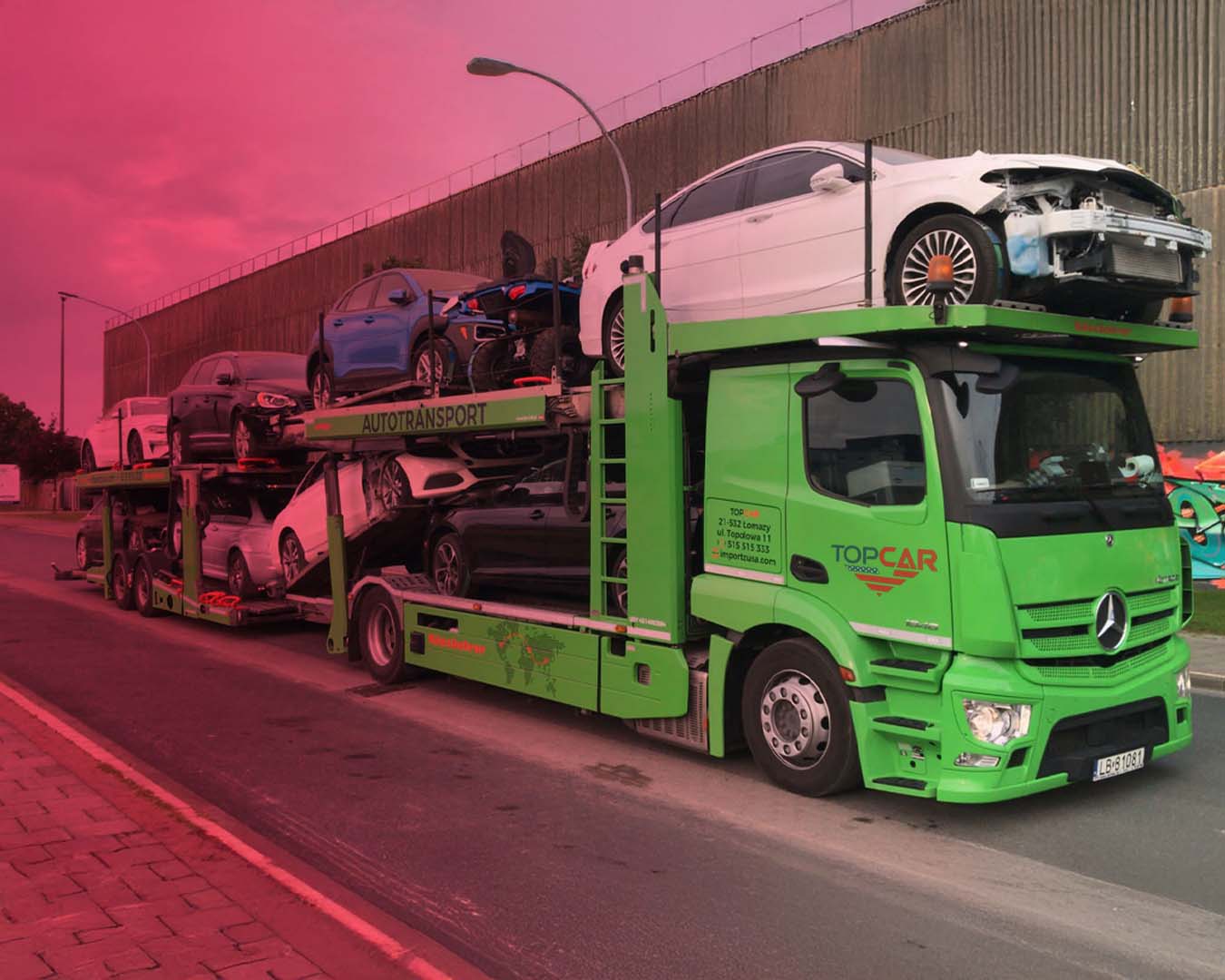 Ciężarówka firmy TOP CAR importuje samochody z USA